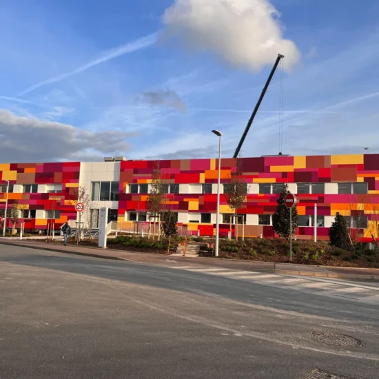 Façade multicolore des bureaux et laboratoires modulaires Sanofi à Vitry-sur-Seine