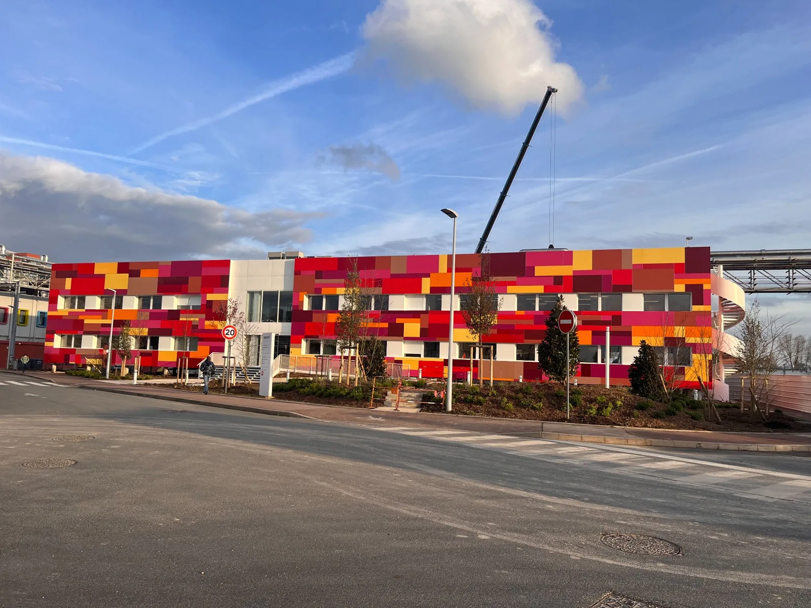 Façade multicolore des bureaux et laboratoires modulaires Sanofi à Vitry-sur-Seine